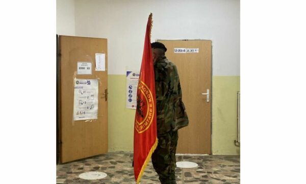 Veterani i luftës shkon në qendër të votimit i veshur me uniformën e UÇK-së