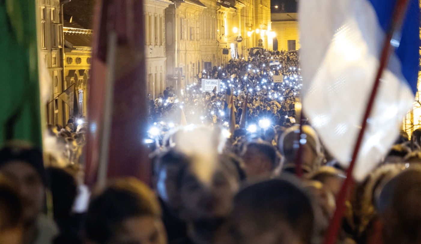 Rriten tensionet në Serbi: Studentët protestues dhe mbështetësit e Vuçiqit mbajnë tubime paralele