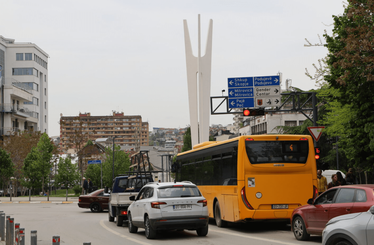 U sill në mënyrë jo të duhur me nxënësit, largohet nga puna shoferi i autobusit në Prishtinë