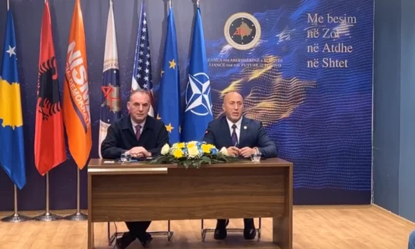 Haradinaj përjashton çfarëdo mundësie të bashkëpunimit me VV-në, “flirton” me opozitën