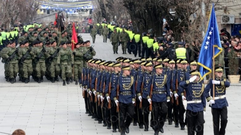 FSK dhe Policia e Kosovës parakalojnë sot në nder të 17-vjetorit të Pavarësisë