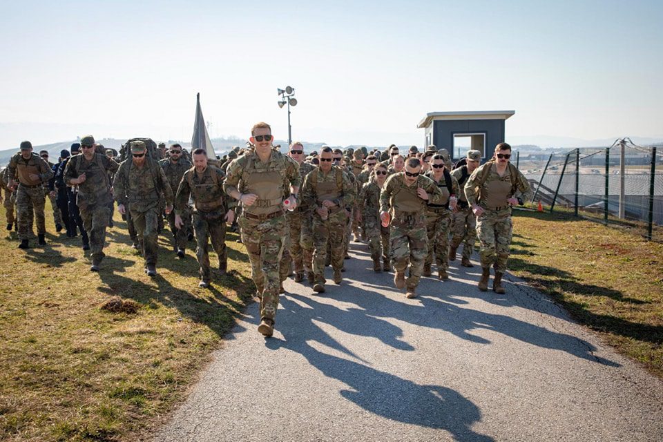 Ushtarët e KFOR-it përfundojnë marshin norvegjez të këmbësorisë në kampin Bondsteel