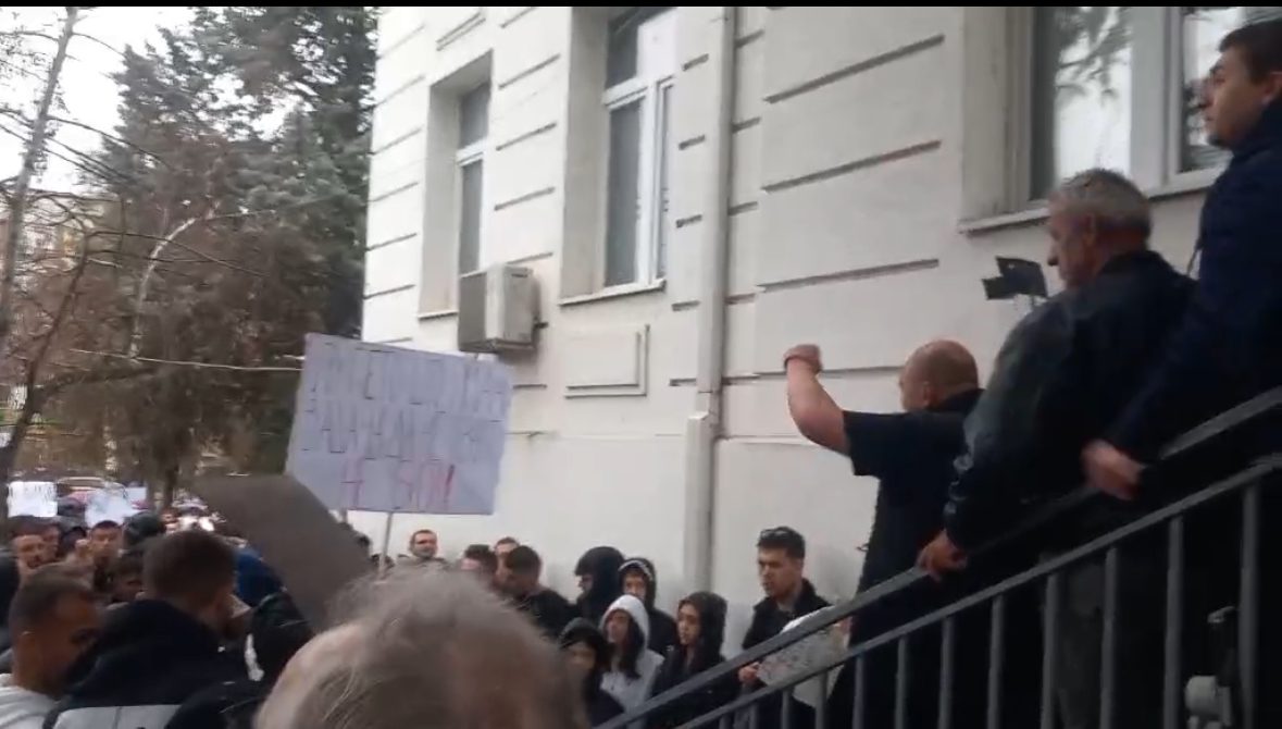 Eskalon protesta në Koçan, hidhen gurë drejt ndërtesës së komunës