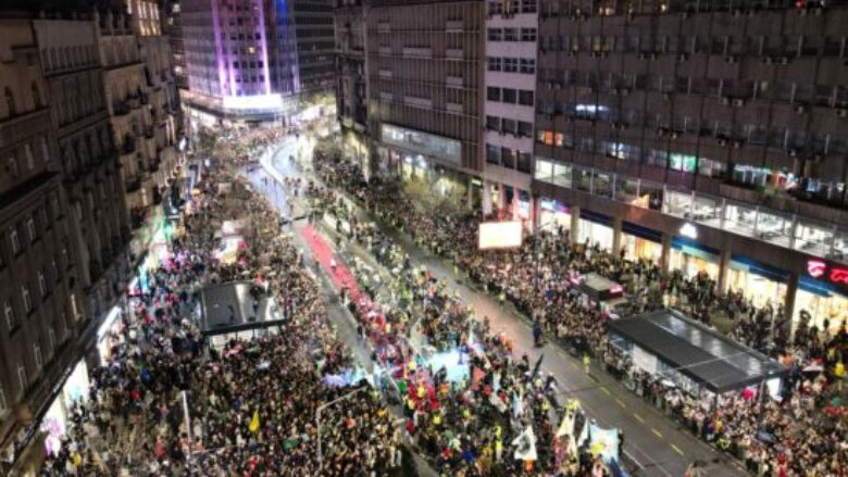 Mijëra serbë mbushin rrugët në prag të protestës së madhe kundër Vuçiqit