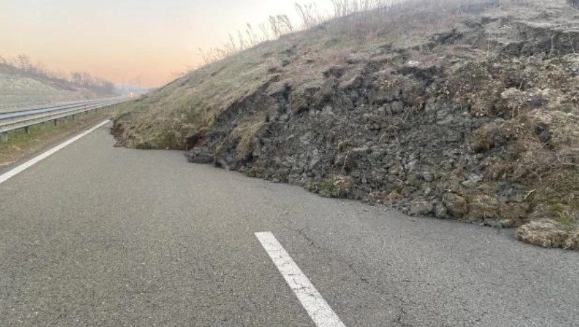 Rrëshqet dheu, mbyllet përkohësisht një pjesë e autostradës Prishtinë-Prizren