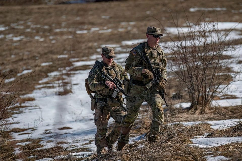 KFOR-i amerikan patrullon në vijën kufitare në veri të Kosovës