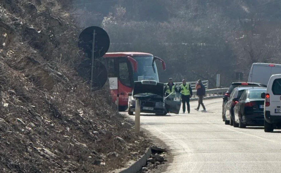 Aksident në Badovc, nuk dihet për të lënduar – shkaktohen kolona