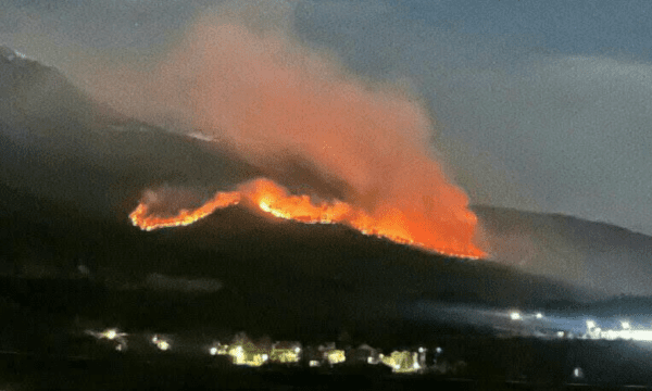 Zjarr i madh përfshin malet e Deçanit, kërkohet ndërhyrja e autoriteteve shtetërore