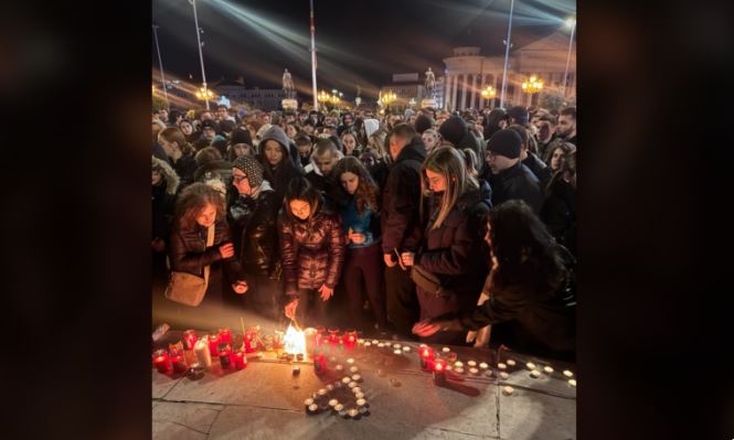 Protestë në Shkup, qindra qytetarë ndezën qirinj për viktimat e tragjedisë në Koçan