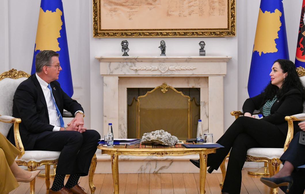 Osmani takohet me drejtorin e IOM-it