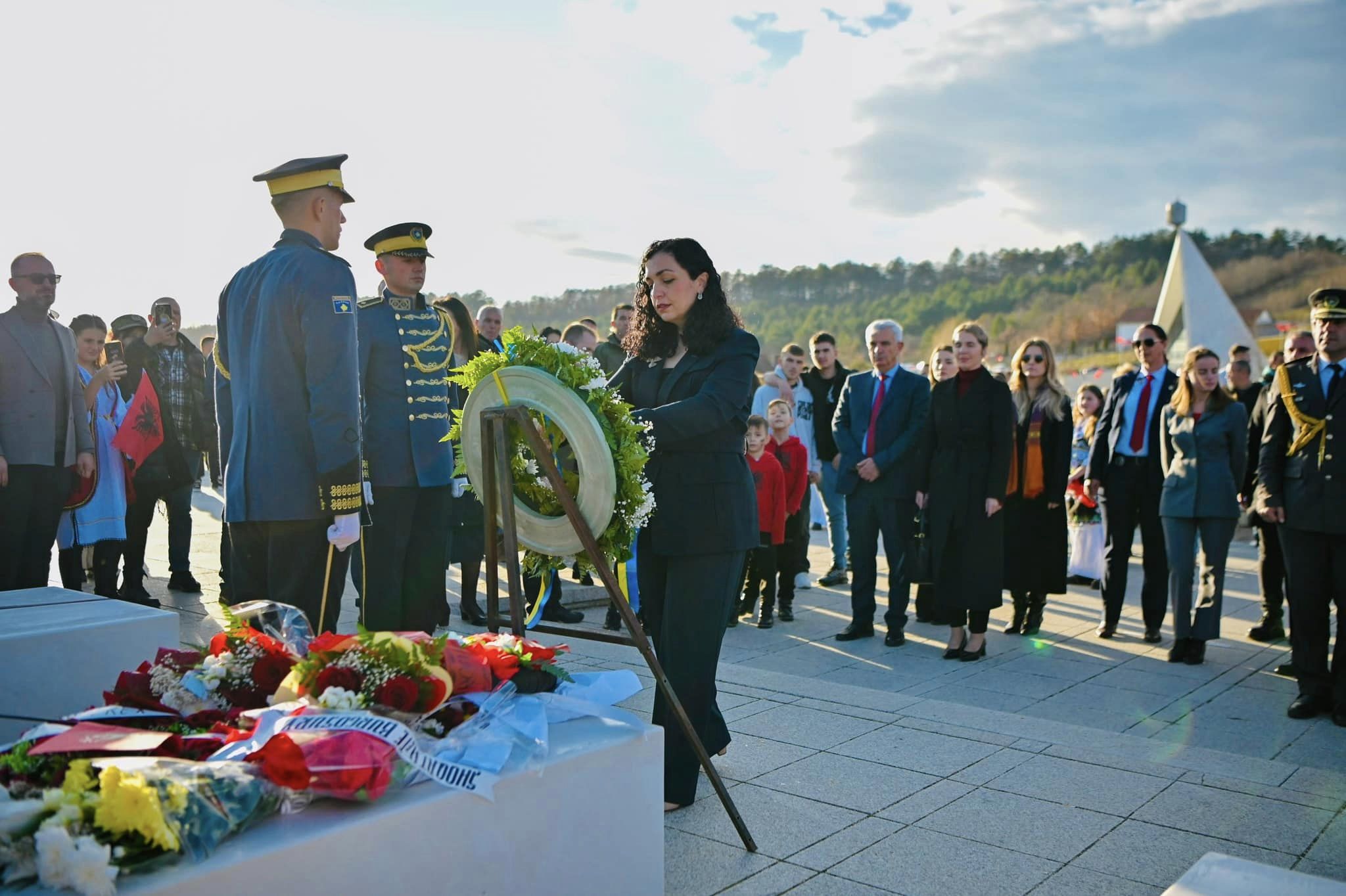 Krerët e shtetit sot bëjnë homazhe në Prekaz