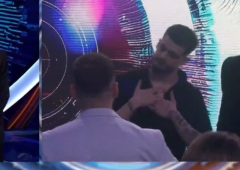 Bëhet viral momenti kur Dj Gimbo e injoron Jozin 