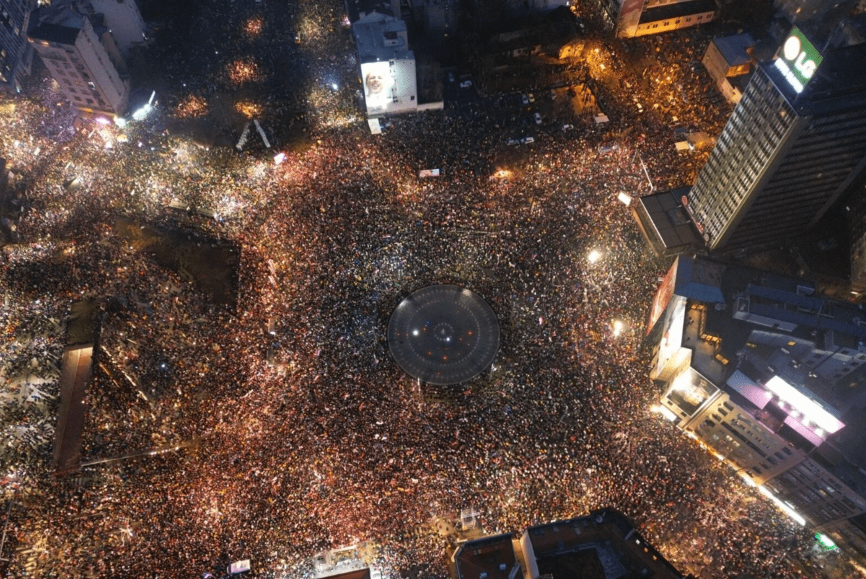 Kështu u mbush Beogradi kundër Vuçiqit, mbi 100 mijë protestues