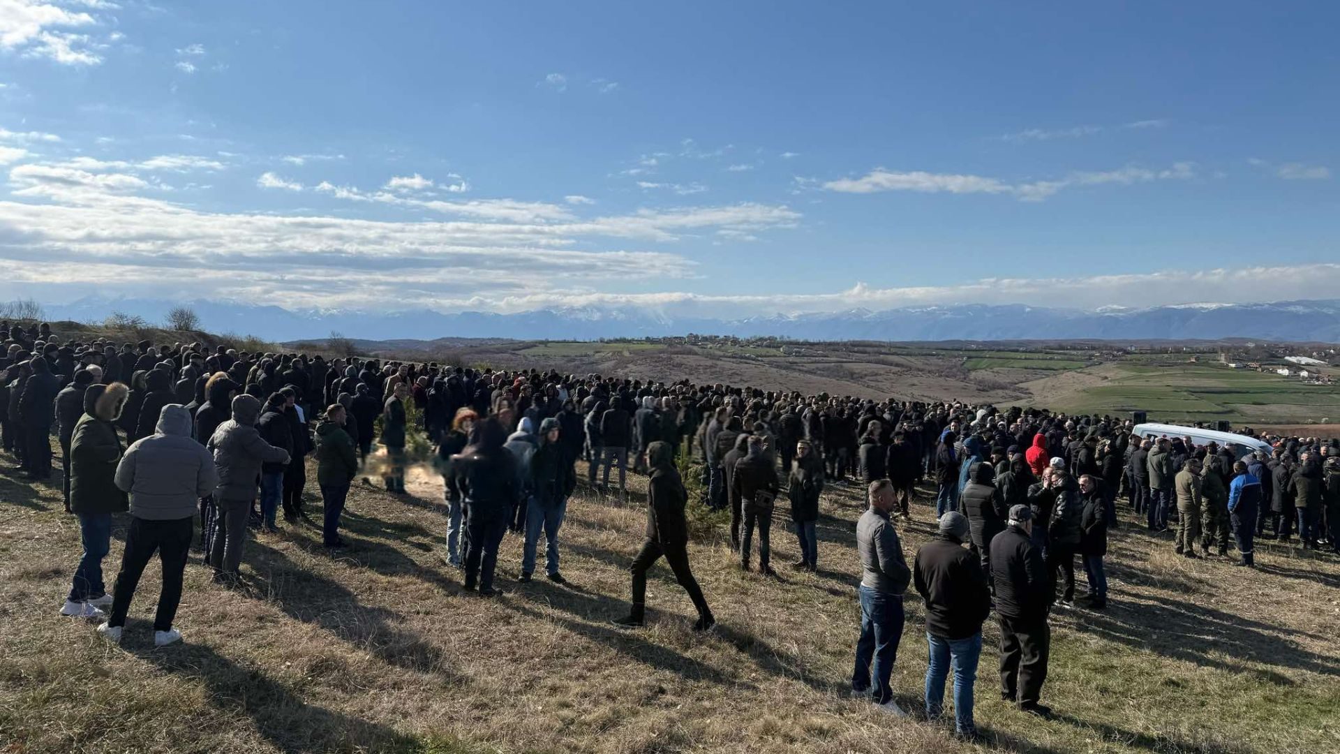 Qytetarë të shumtë në Burojë për t’i dhënë lamtumirën e fundit babait të Thaçit