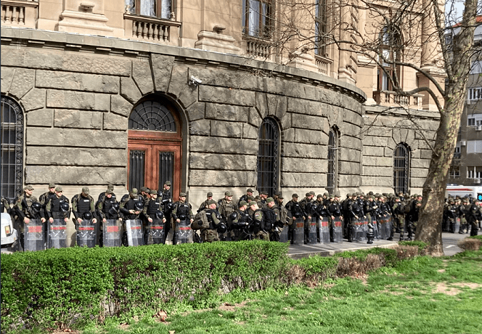 Forca policore të shumta në Beograd, ndalohet transporti publik