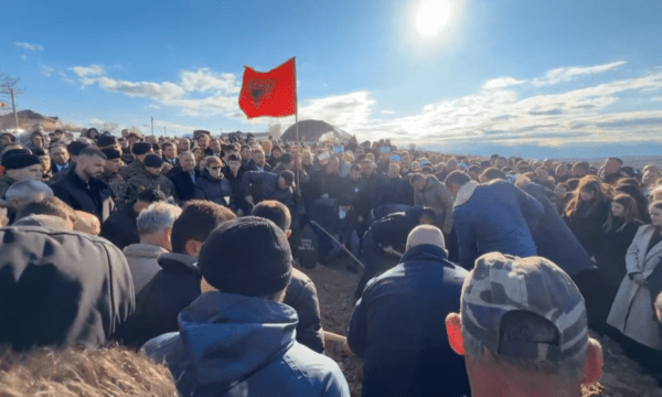 Në arkivol të mbështjellur me flamuj të Kosovës e Shqipërisë, Haxhi Thaçi varroset në Burojë