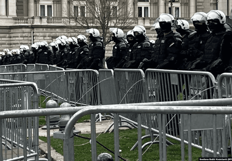 Protesta masive në Beograd fillon për pak: Kordoni policor rrethon ndërtesën e Presidencës