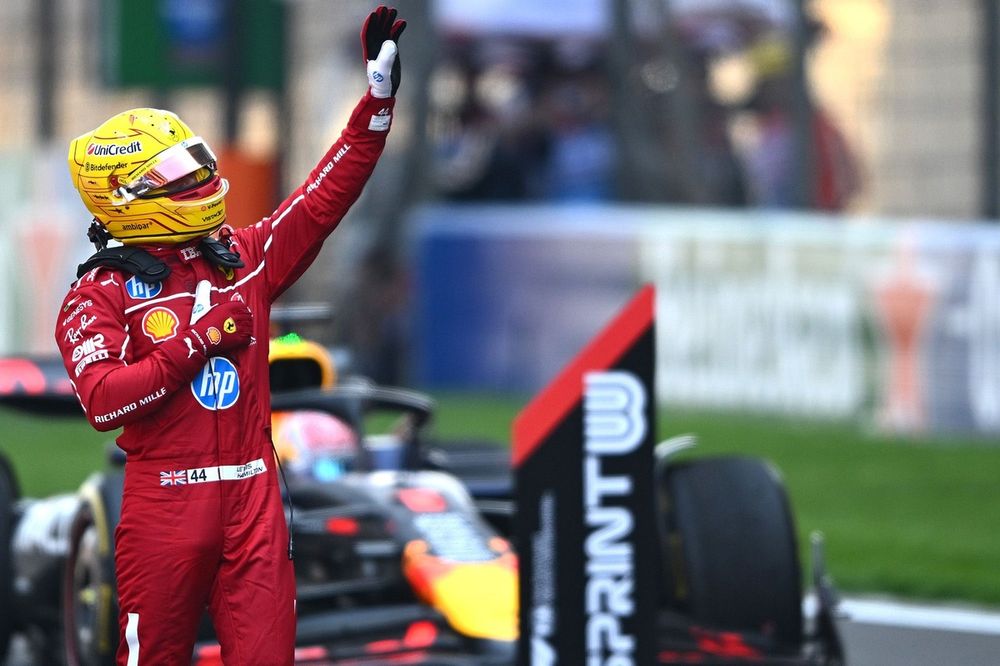 Hamilton arrin fitoren e parë me “Ferrarin”