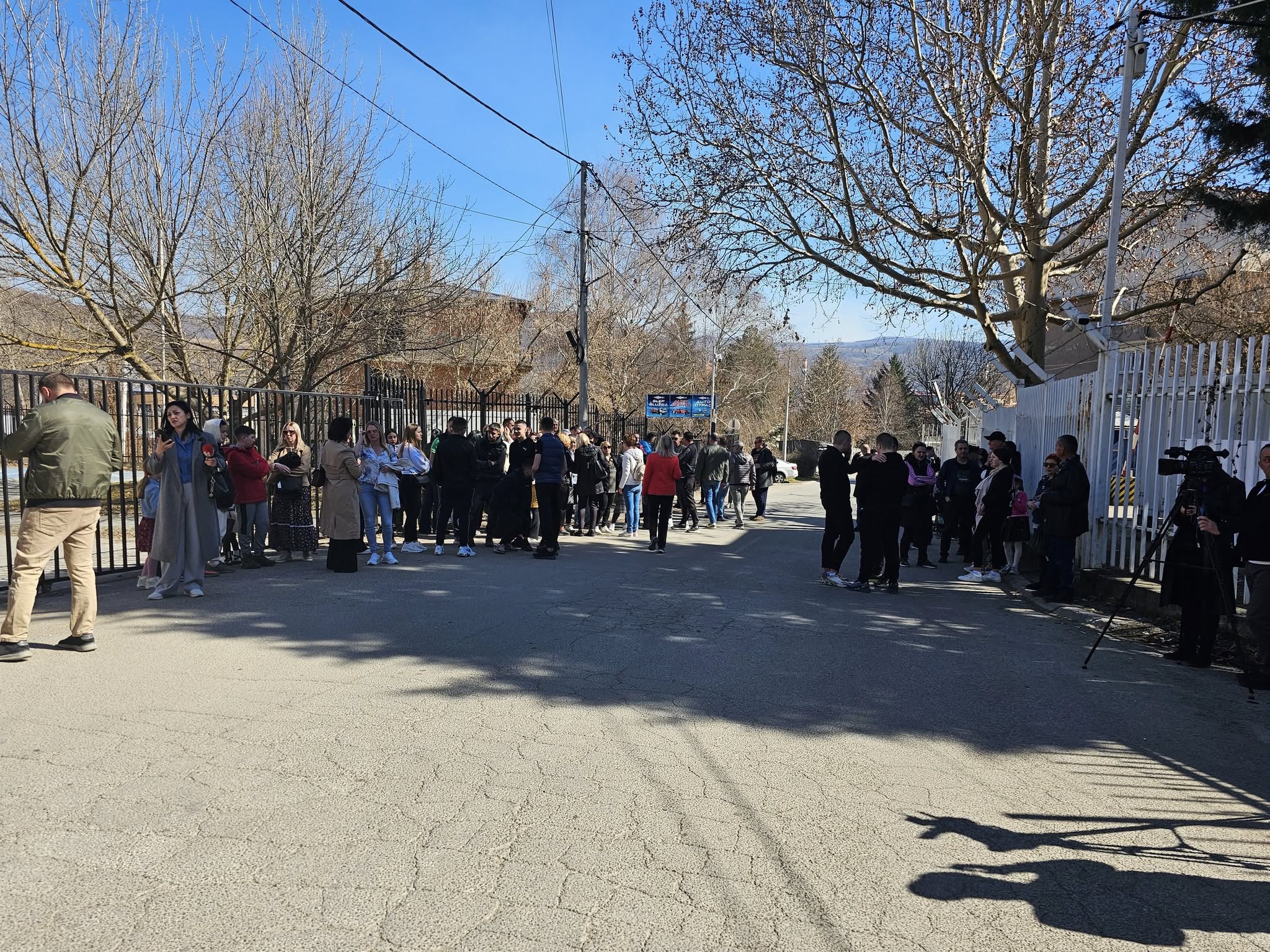 Disa serbë protestojnë në Veri të Mitrovciës, i kërkojnë KFOR-it “siguri e paqe”