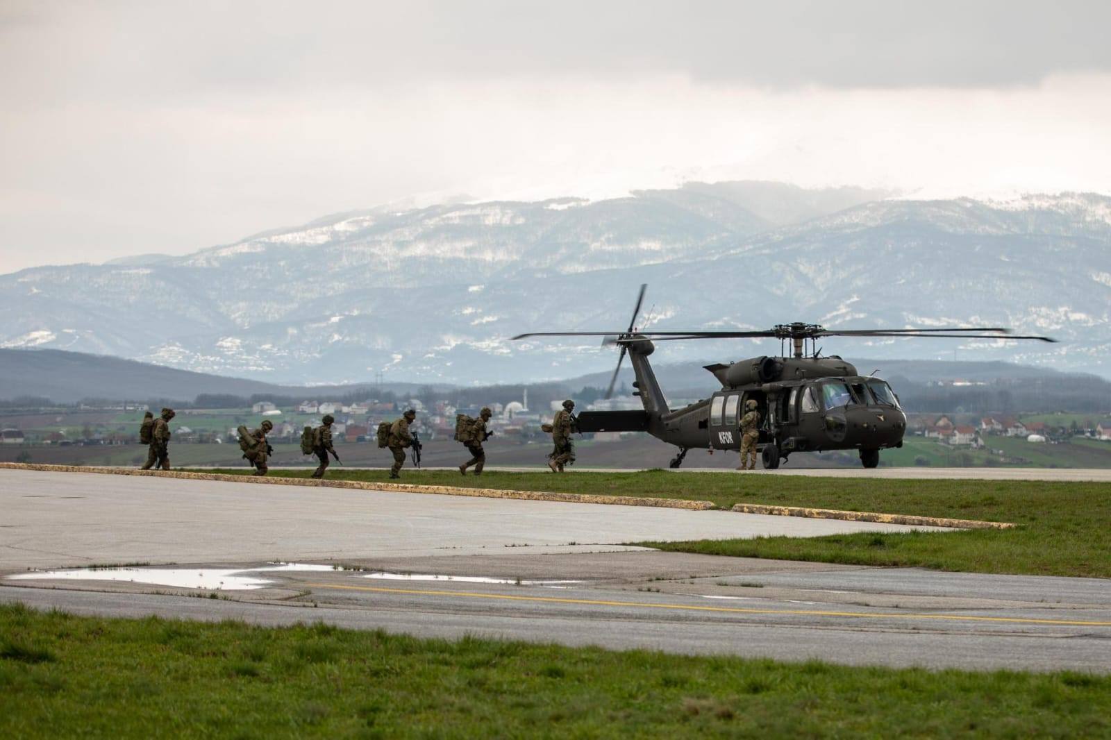 Ushtarët e KFOR-it vijojnë stërvitjet me helikopter