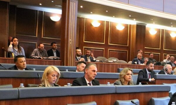 Nisma sërish abstenon për Albulena Haxhiun kryeparlamentare