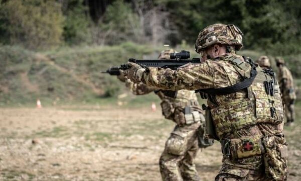 Ushtarët italianë dhe kroatë të KFOR stërviten për gjuajtje me armë
