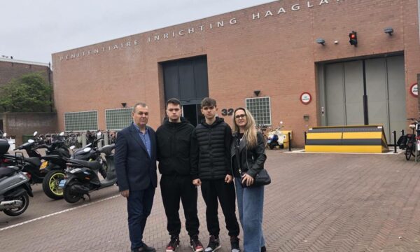 Rexhep Selimit i shkon vëllai me familjen për vizitë, por njërin nip Haga s’ia lejoi ta shohë