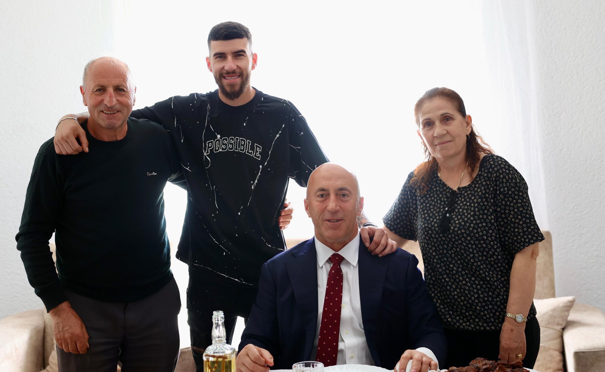 Haradinaj viziton një familje në Klinë për Pashkë