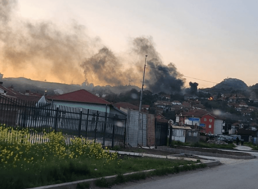 Zjarr pranë disa shtëpive të banueshme në veri