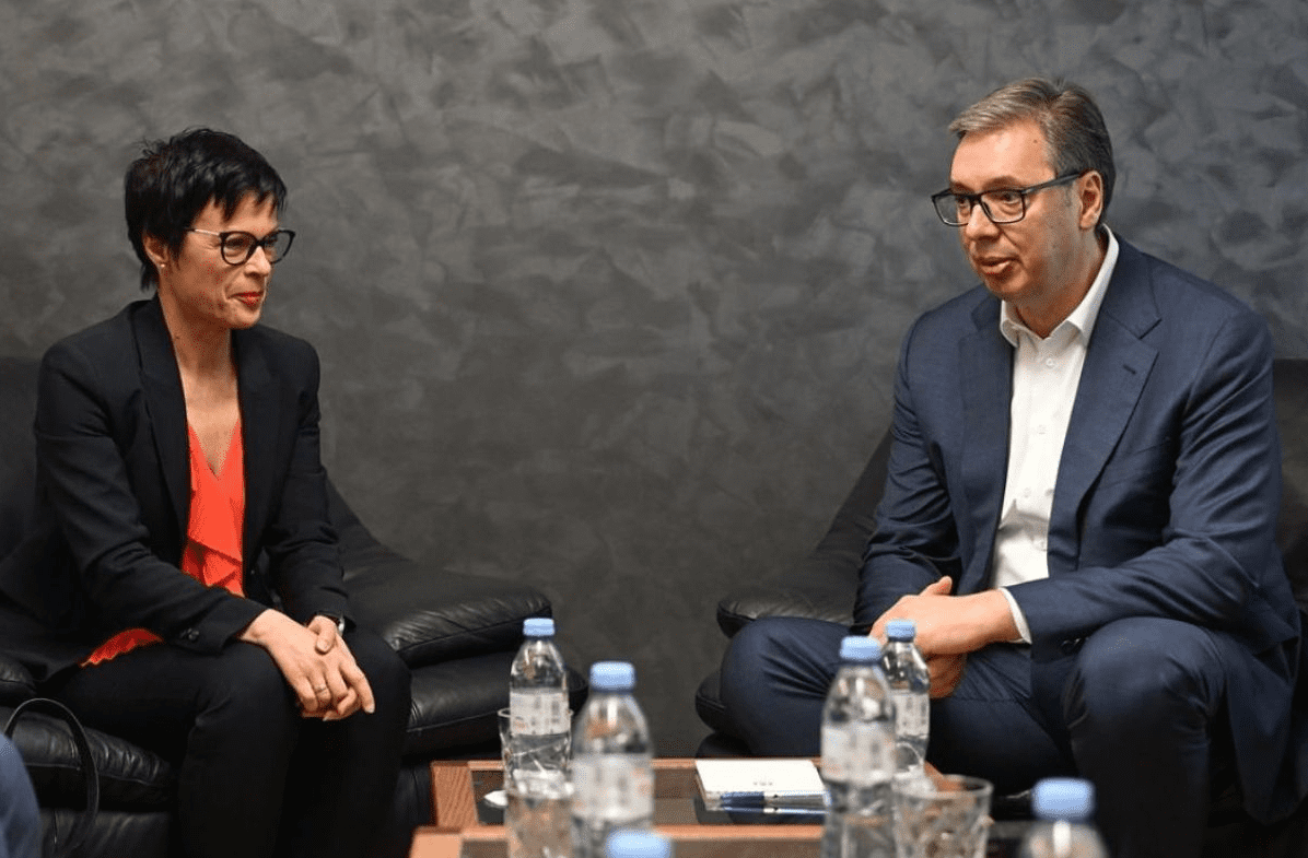 Kos paralajmëron Vuçiqin: Nëse e takon Putinin, Serbia e ka të vështirë anëtarësimin në BE