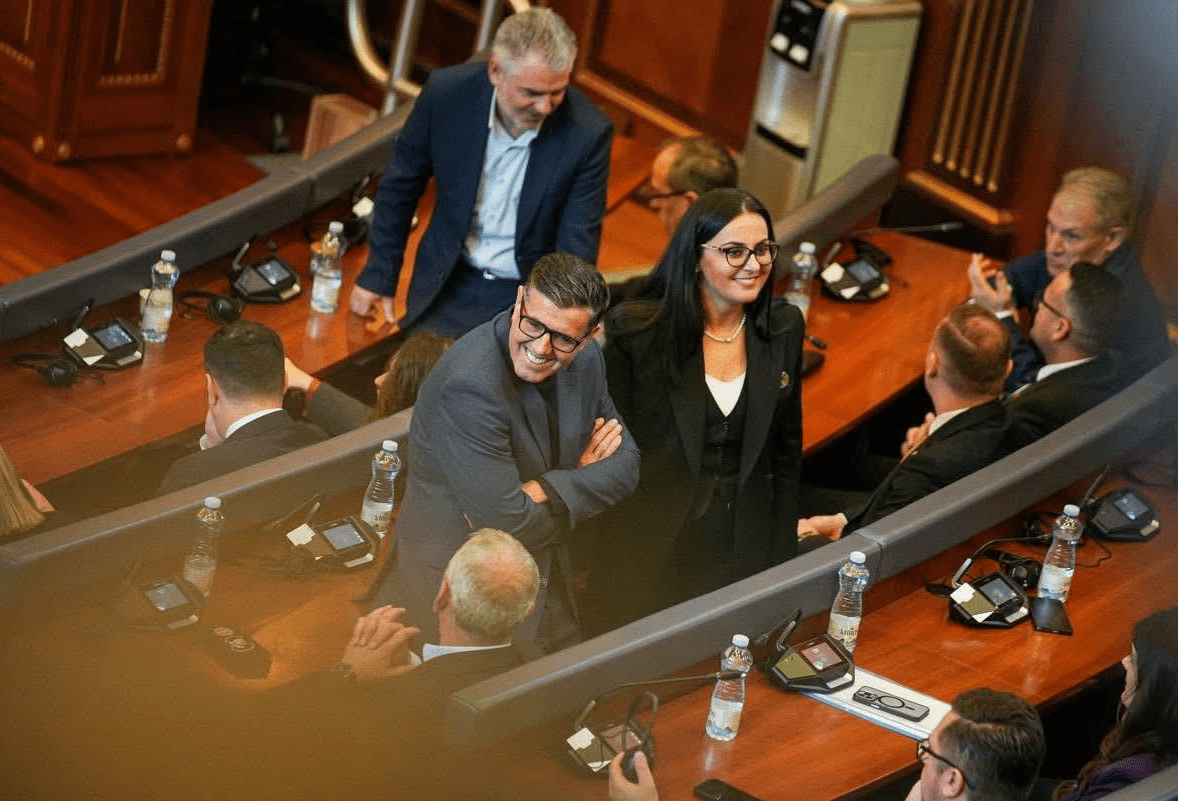Haziri paralajmëron se nesër mund të votojë pro Albulena Haxhiut për kryeparlamentare