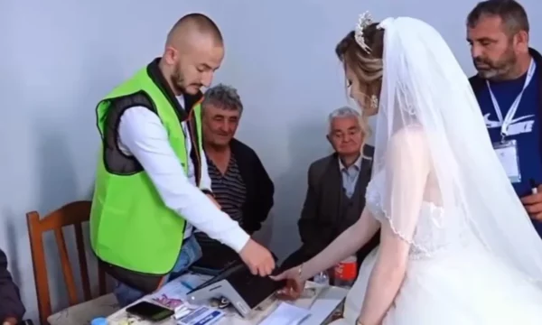 Nusja dhe dhëndri në Shqipëri votojnë në ditën e tyre të dasmës