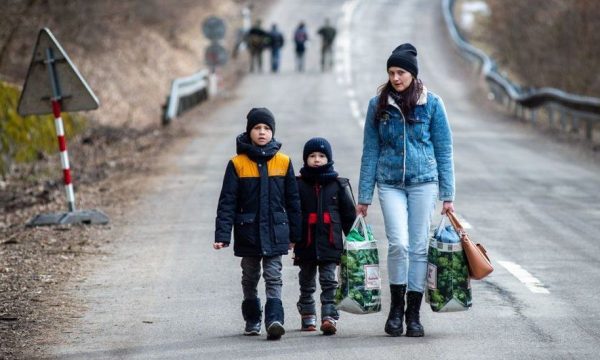 Pas refuzimit nga Shqipëria, Britania do t’i kërkon Kosovës të pranojë ngritjen e kampeve të emigrantëve