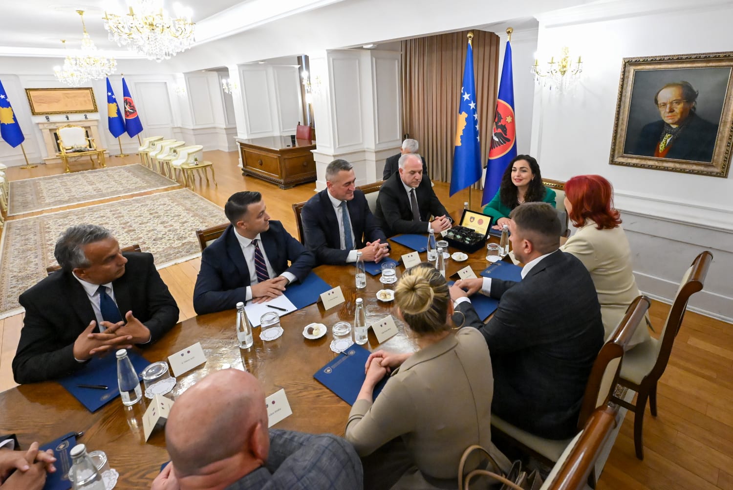 Presidenca publikon fotografi nga takimi i Osmanit me partitë joshumicë