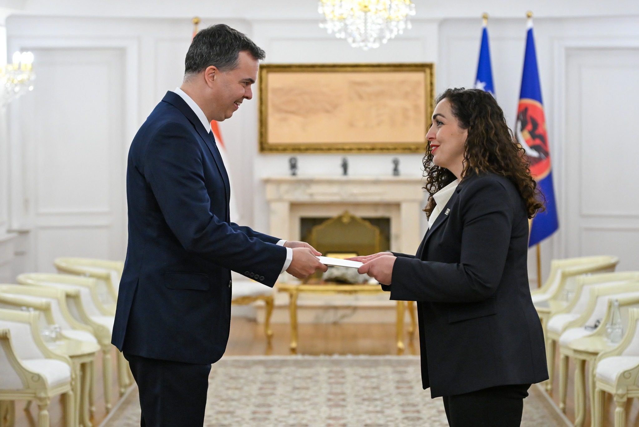 Osmani pranoi letrat kredenciale nga ambasadori i ri i Hungarisë në Kosovë Dux
