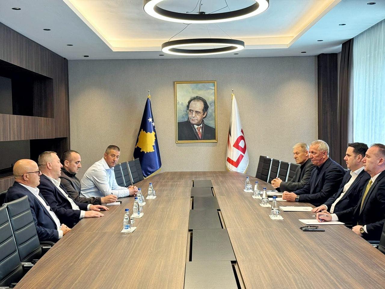 Abdixhiku pret në takim Gucatin diskutohet për mbështetjen institucionale të veteranëve