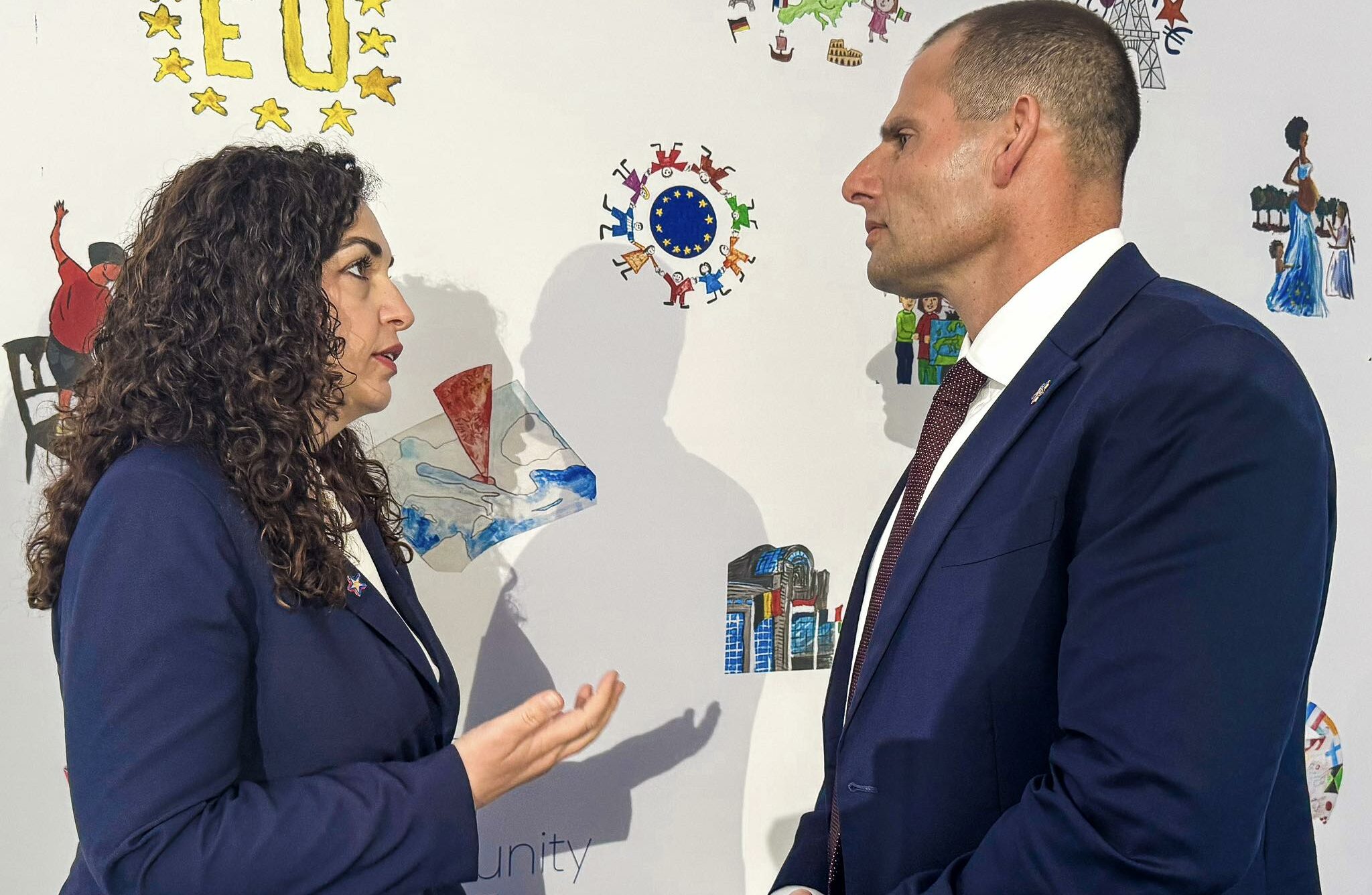 Osmani me kryeministrin e Maltës në Samitin e Tiranës, diskuton forcimin e bashkëpunimit dhe avancimin e aplikimit të Kosovës në KiE