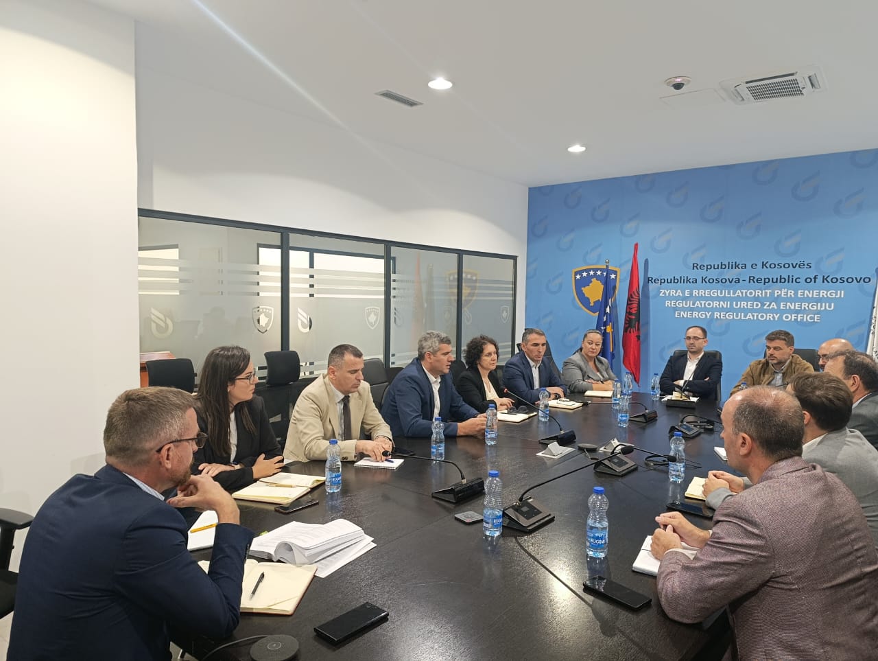 Bordi i ZRrE-së dhe shefat e ndërmarrjeve diskutojnë për liberalizimin e tregut të energjisë