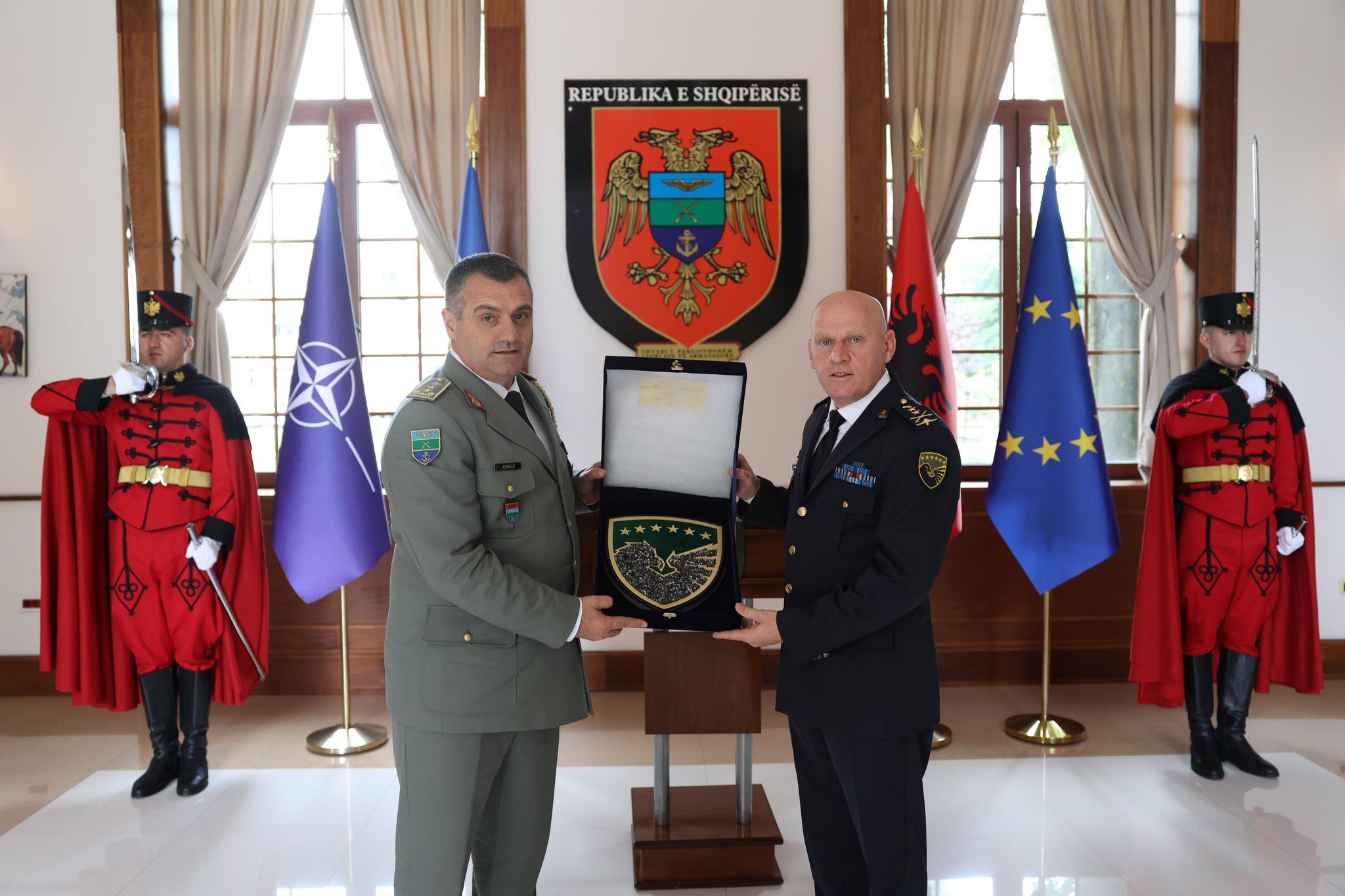 Komandanti Jashari viziton Bazën Ajrore në Kuçovë