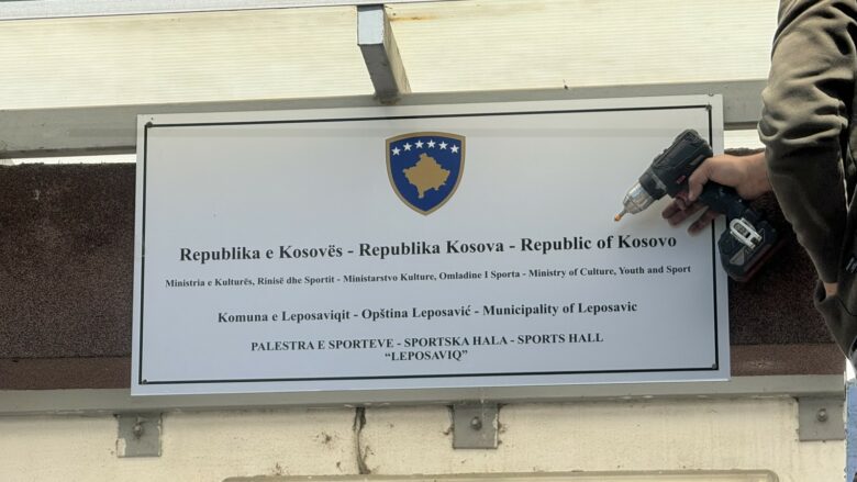 Në palestrën sportive në Leposaviq vendoset pllakata me simbole të Republikës së Kosovës