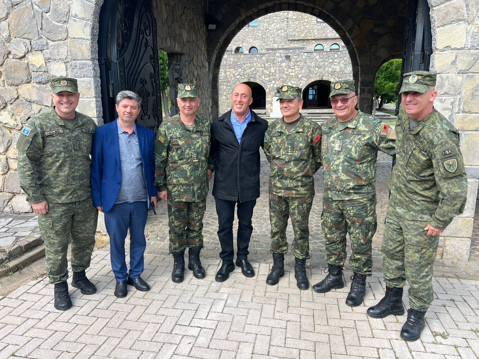 Haradinaj pret kolonelët e Ushtrisë Shqiptare në Gllogjan: Kosova në NATO është garancë për stabilitet