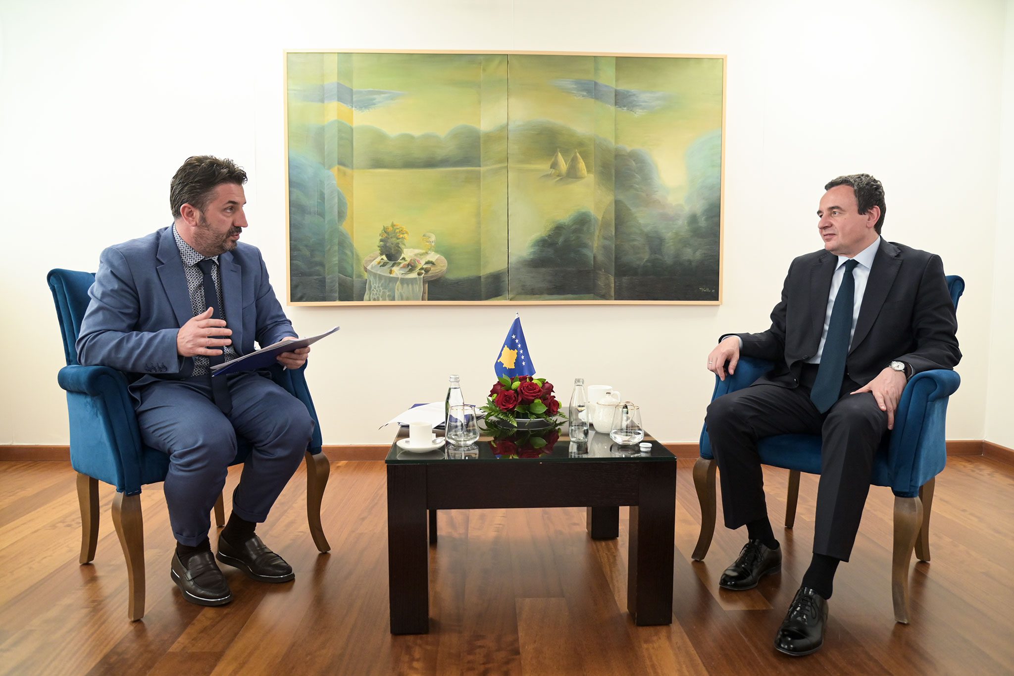 Kurti priti në takim Drejtorin e Institutit për Krimet e Kryera Gjatë Luftës