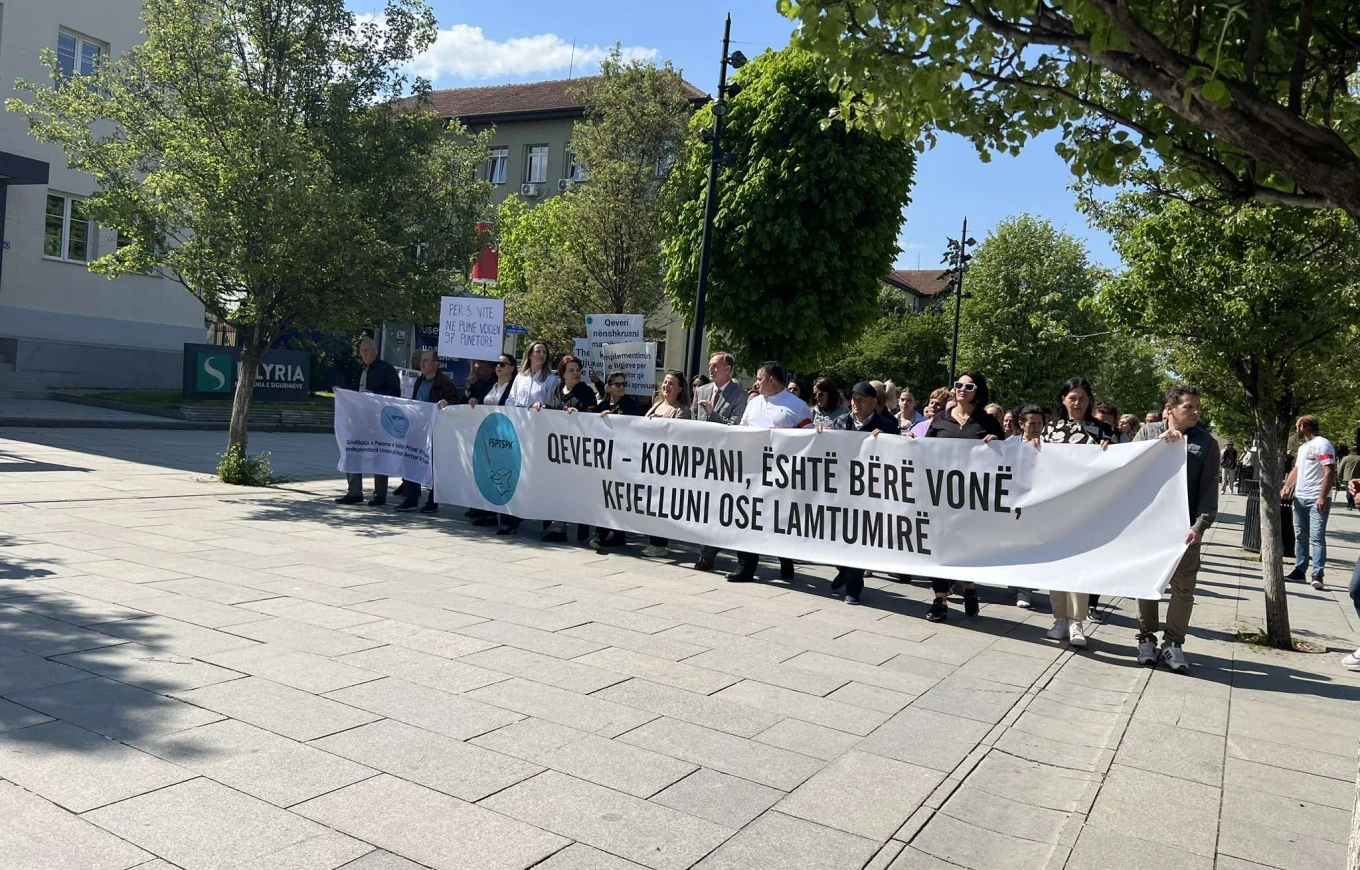 “Kthjelluni ose lamtumirë”  – Nis protesta e punëtorëve të sektorit privat
