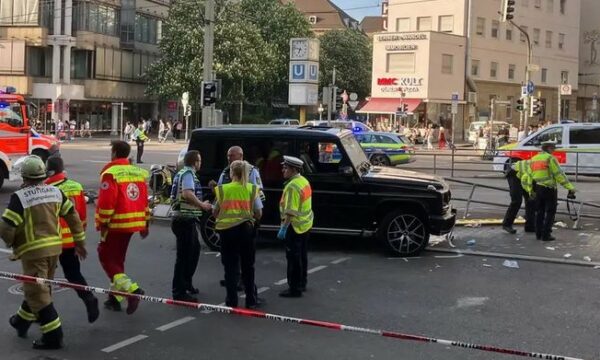 Makina përplaset me turmën në Stuttgart, disa të lënduar – arrestohet shoferi