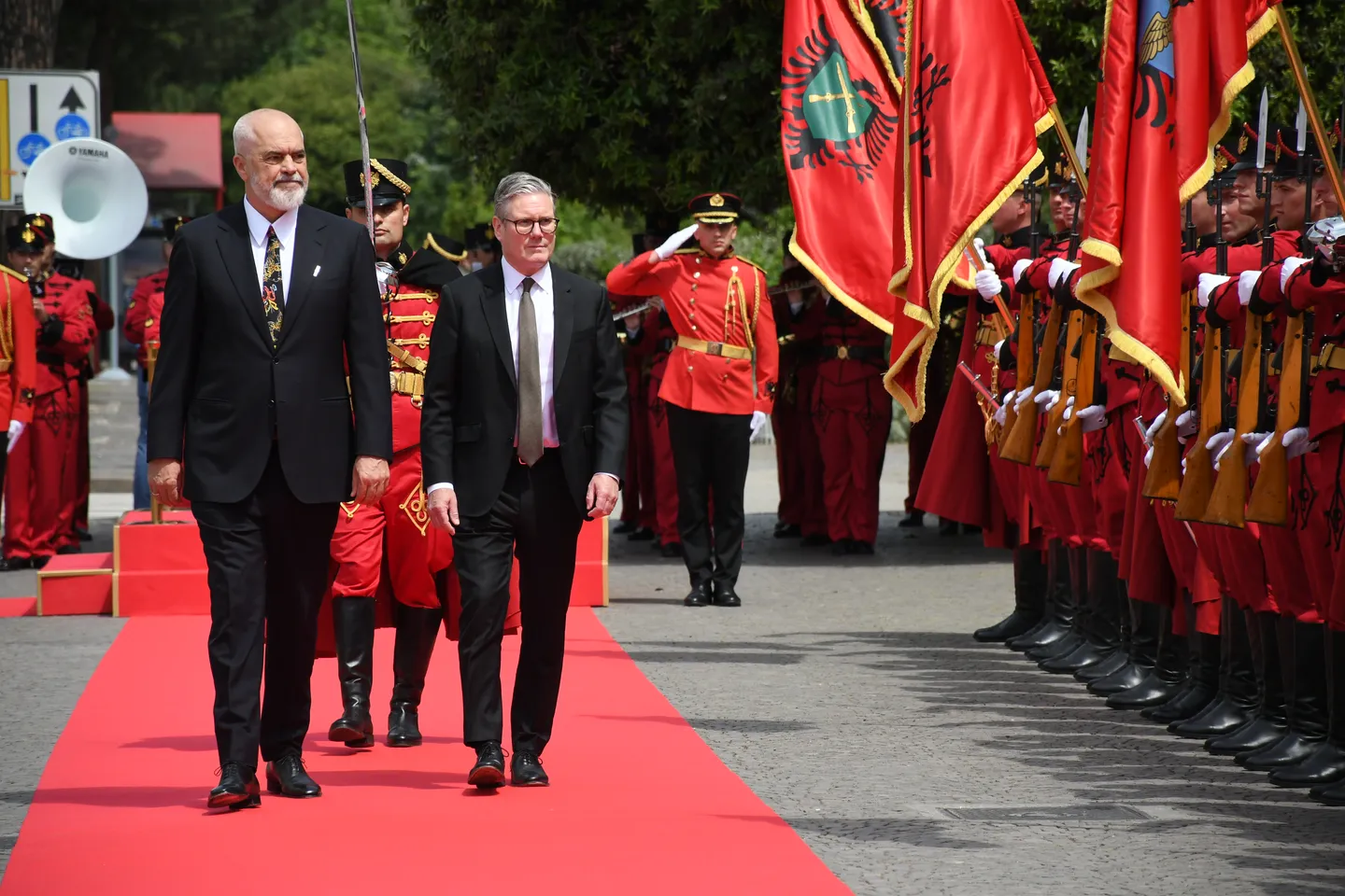 Kryeministri britanik arrin në Shqipëri, pritet me ceremoni shtetërore nga Rama