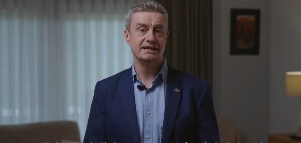 Ambasadori britanik bën thirrje për formimin urgjent të institucioneve në Kosovë