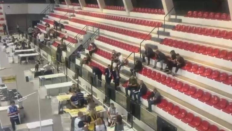 Sherr mes vëzhguesve në qendrën e numërimit në Tiranë, Policia arreston shtatë persona