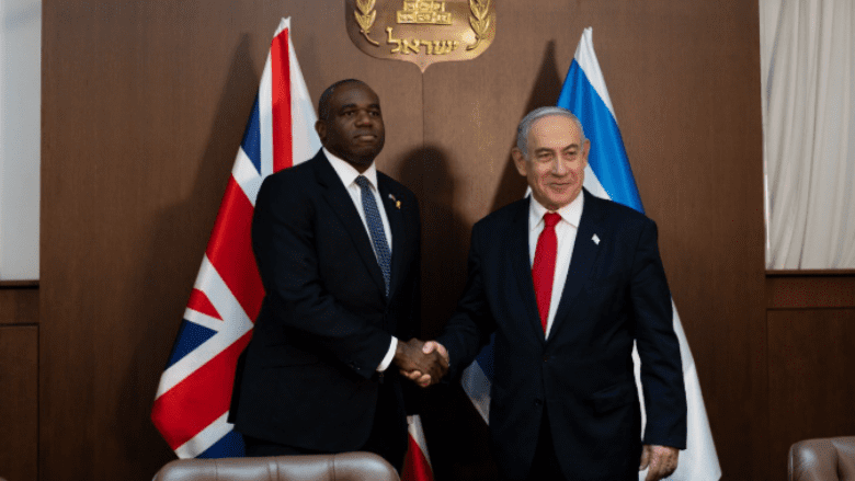 Britania pezullon bisedimet tregtare me Izraelin