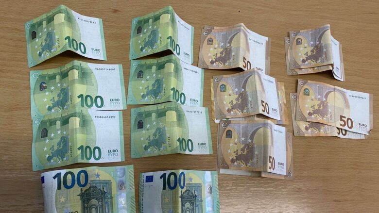 Imami nga Juniku dorëzon në Polici kuletën e gjetur me 1300 euro dhe dokumente personale
