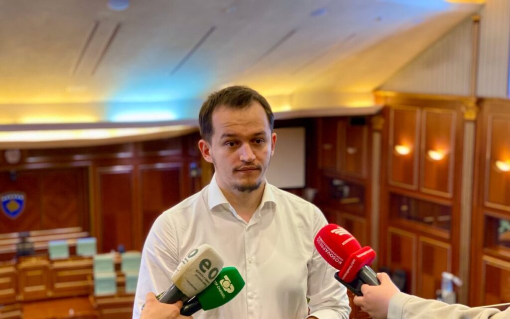 Cakolli për “votimin e fshehtë”: Përpjekje për të turbulluar, deputetët nuk janë zgjedhur për të fshehur votat e tyre